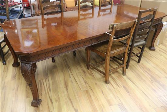 An extending mahogany dining table (with 1 leaf), 257cm fully extended with 2 leaves in